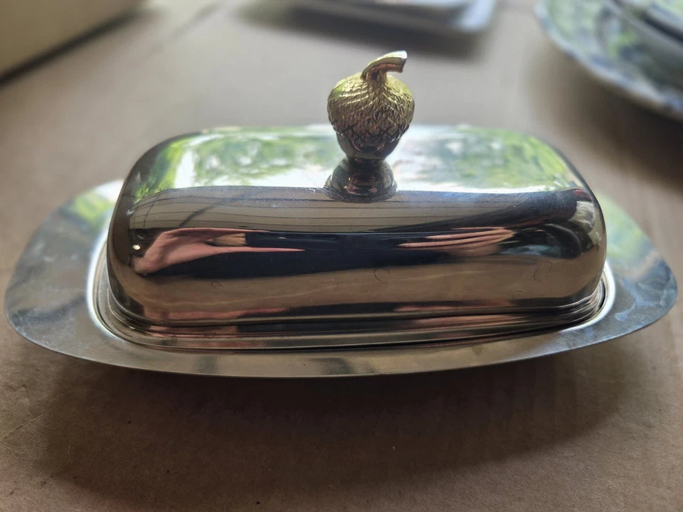 Plato de mantequilla cubierto con plato de plata años 60, cesta y taza Foto 2 de 4