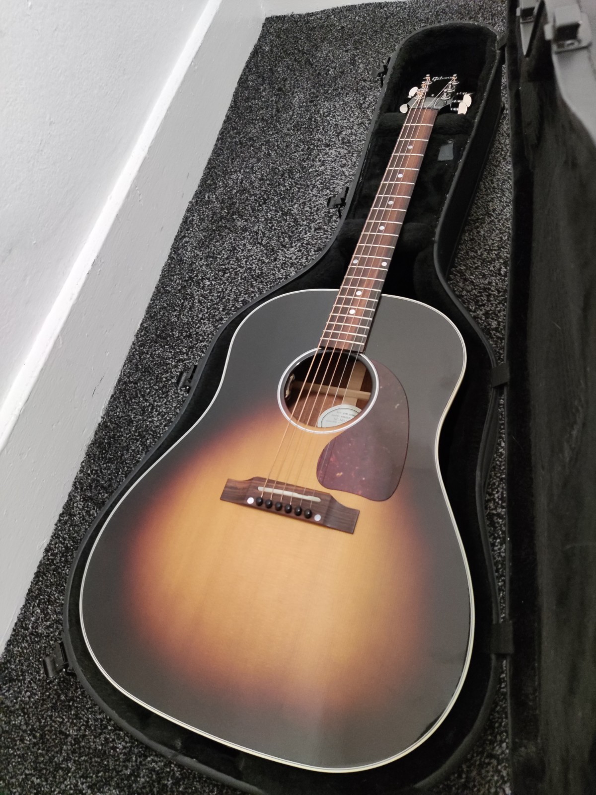 Gibson J-45 Standard Sunburst Acoustic Guitar + Hard Case