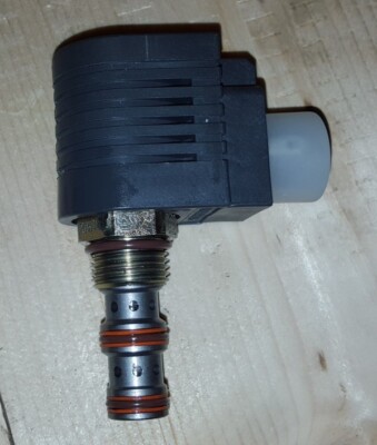 Sauer Danfoss Comatrol solenoid valve 132742  --  CP528-2-B-0-12D-H