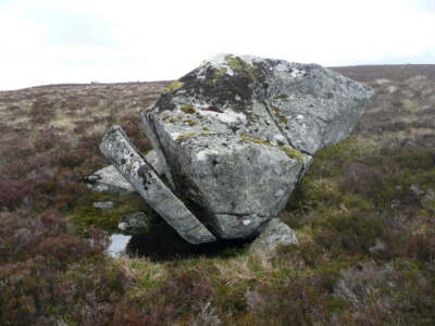 Foto 6x4 Split Boulder on Druim M\u00c3\u00b2r Druim M\u00f2r\/NN9967 Nr c2009