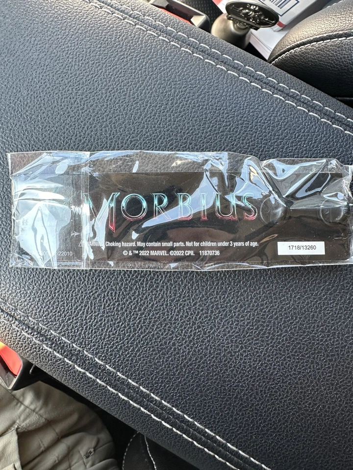 Pin Coleccionista Morbuis Marvel 2022 Plata y Negro Letra M Foto 2 de 2