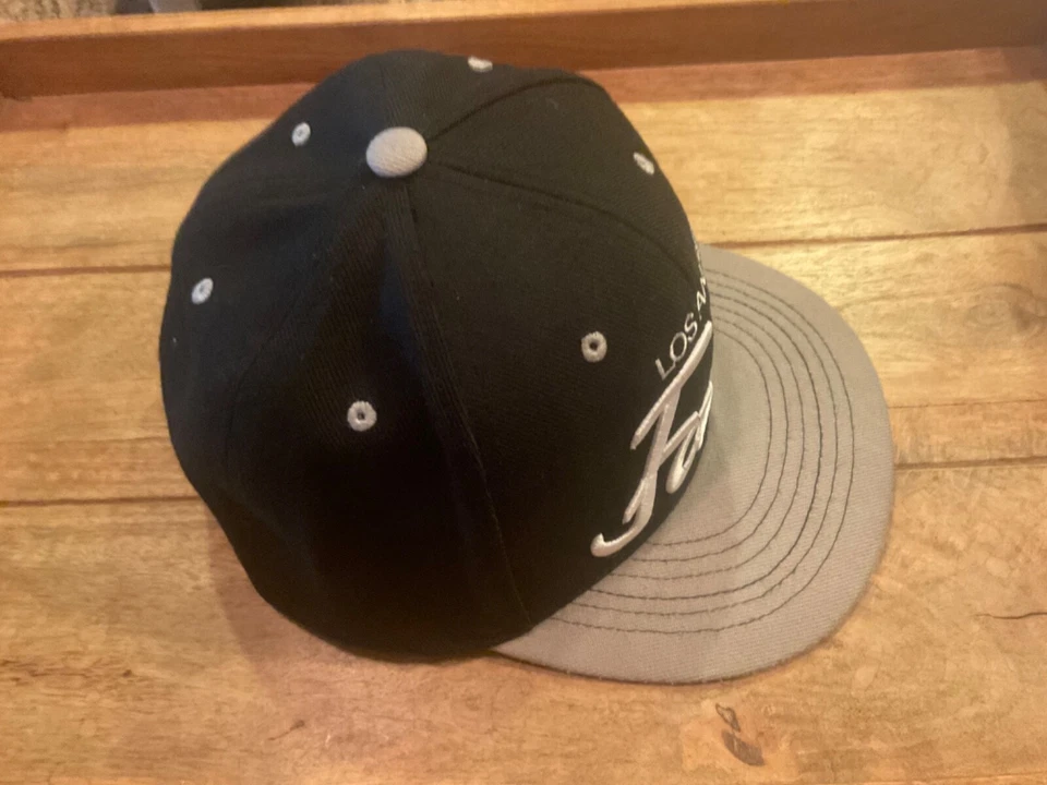 DE COLECCIÓN Y2K ROPA FATAL GORRA SNAPBACK LOS ANGELES (OS ADULTO) COLORES RAIDER Foto 3 de 4