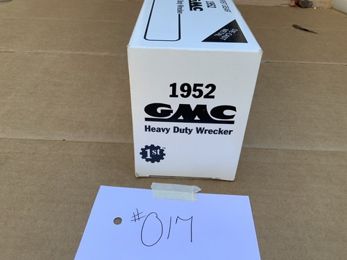 FIRST GEAR 1952 GMC HEAVY DUTY WRECKER 1:34 19-1769 Spra-Strip DIECAST - Picture 5 of 6