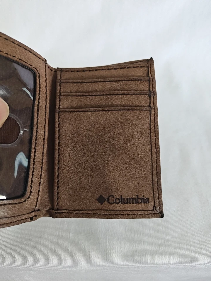 Cartera de colección Columbia para hombre de cuero marrón triple con ranuras para tarjetas y ventana de identificación Foto 4 de 4