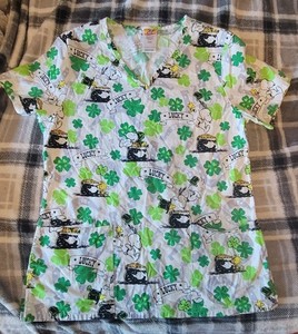 Peanuts Scrub Top Women's S Shamrock Pot Gold Lucky Snoopy Woodstock Horseshoe