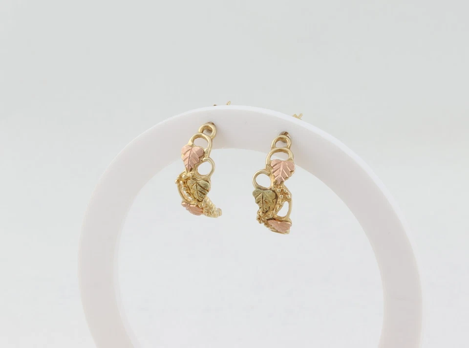 Pendientes de aro de hoja de oro amarillo de 10k Black Hills de 7/8" x 3/8" Foto 4 de 4