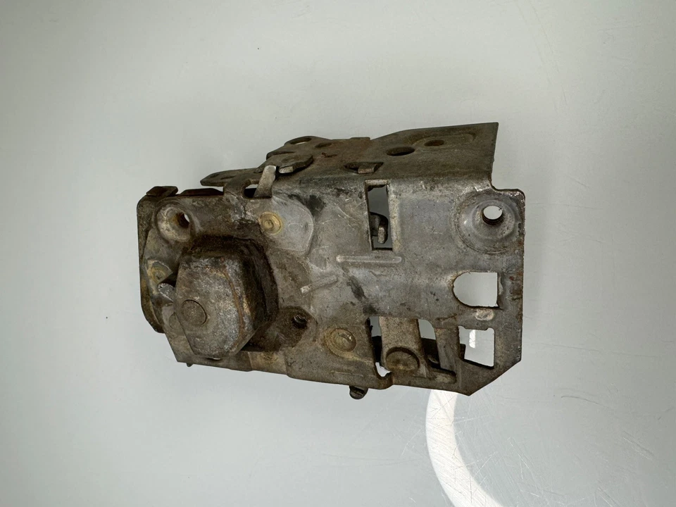 Chevrolet Corvette C2 1963-1966 OEM pestillo de puerta mecanismo de montaje  Foto 4 de 4