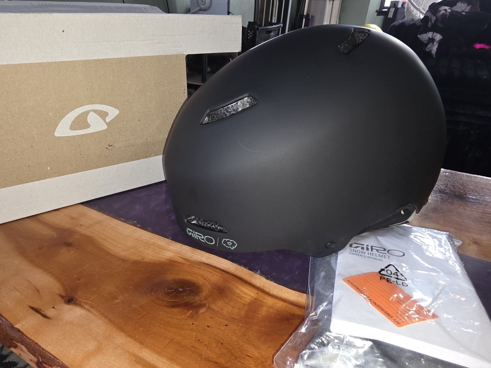 New  Giro Ledge MIPS Snowboard Ski Helmet Matte Graphite Adu