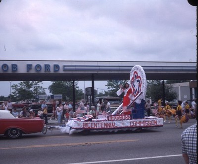 SL33 Slide 1975  Parade Float Bob Ford Car Dealership 304a
