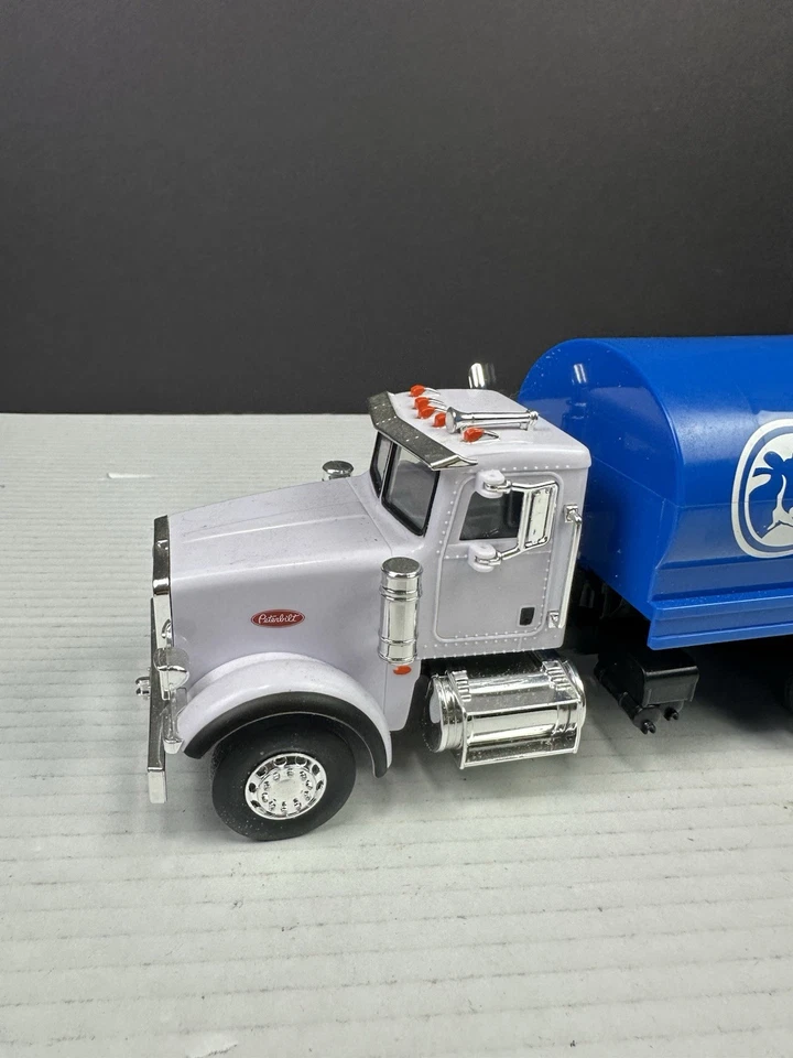 2023 Ertl 1:32 Plástico Leche Semitruck Interruptor N Carga Juego Juego 11" Foto 2 de 4