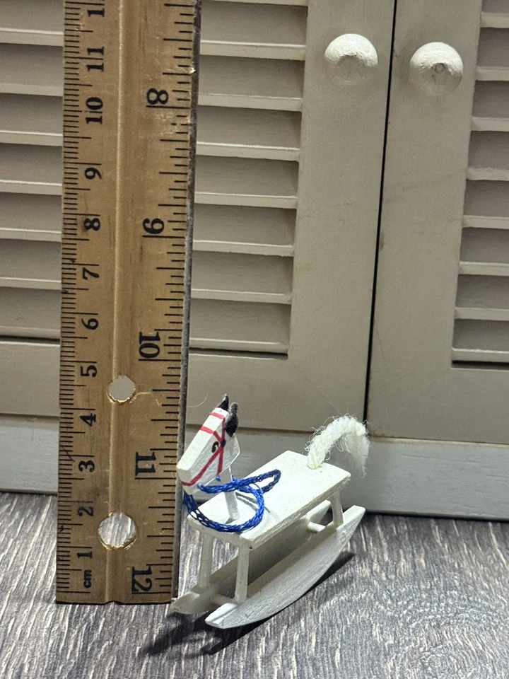 Mecedora infantil miniatura vintage para casa de muñecas y 2 caballos de juguete + muñecas de cerámica Foto 4 de 4