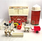 VINTAGE 1967 FISHER PRICE LITTLE PEOPLE FAMILY FARM PLAYSET WITH LITTLE PEOPLE