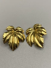 Large Vintage Signed Crown Trifari Gold Tone Shiny Leaf Clip On Earrings