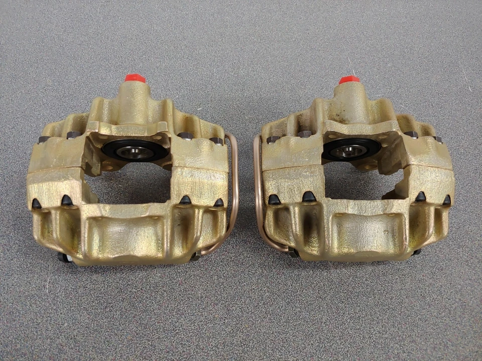EXCELLENT PAIR OF RESTORED ORIGINAL PORSCHE 356C 356SC REAR BRAKE CALIPERS NLA 2 - Image 2 of 4
