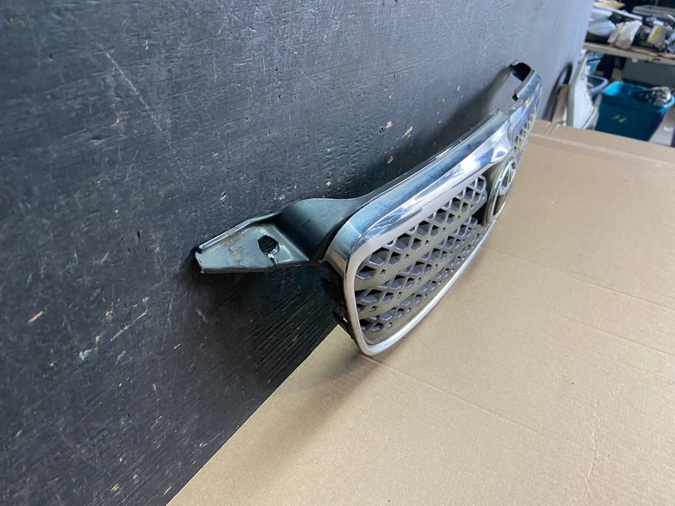 Parrilla superior delantera Toyota Matrix 2004 a 2008 OEM P3961 DG Foto 3 de 4