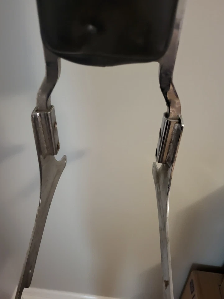 Vintage Harley Davidson Chrome Leather Sissy Bar Back Rest Gold Eagle Emblem Foto 3 de 4