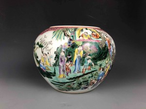 Beautiful famille rose pot with figures painting