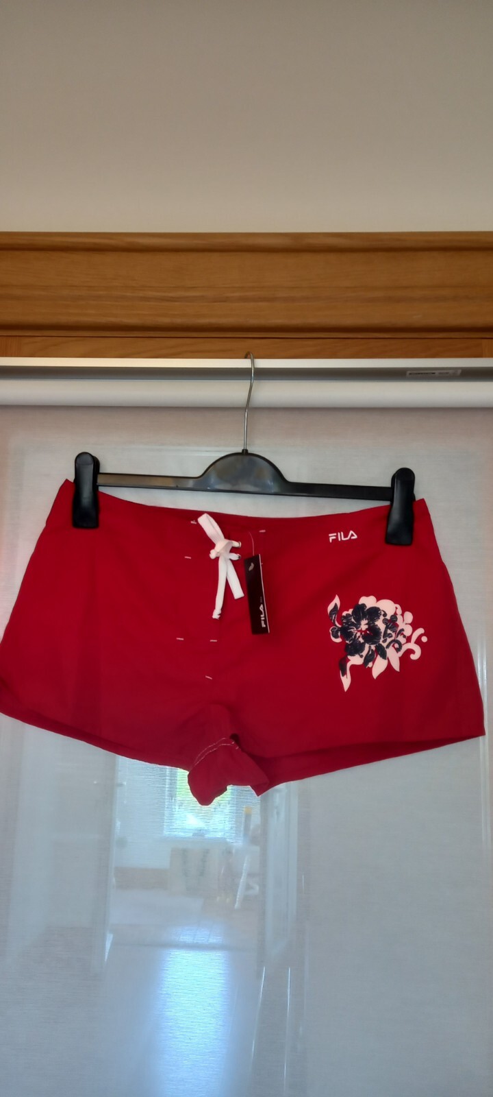 Pantaloncini da donna rossi Fila taglia 12 con chiusura a fiore cerchio anello e corda nuovi con etichette