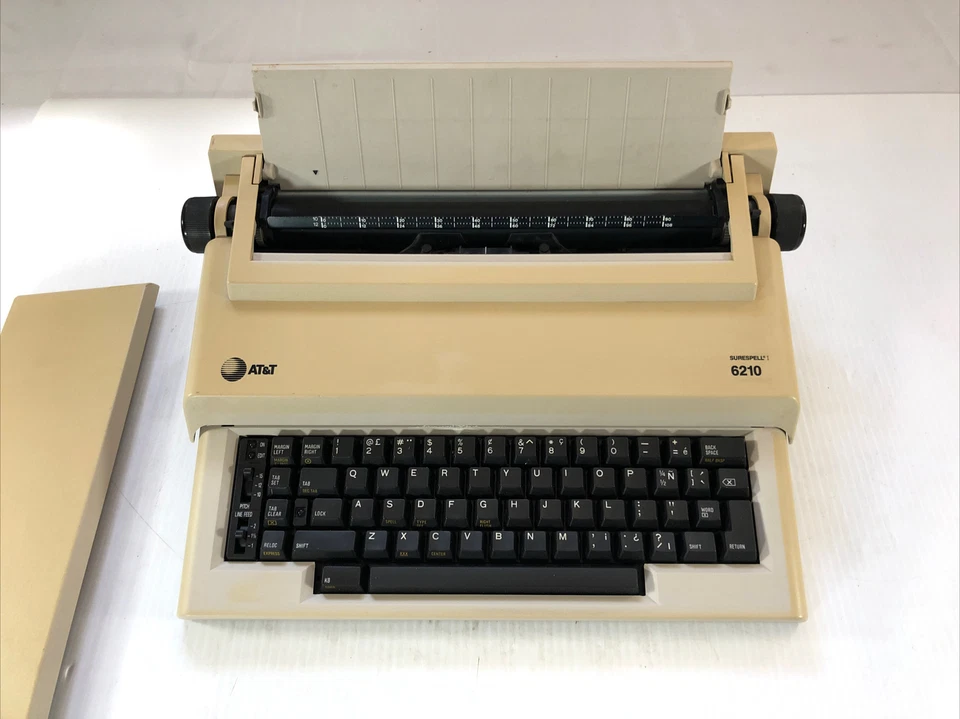 Máquina de escribir AT&T 6210 SureSpell I, carro 12", cubierta de teclado, mango Foto 2 de 4