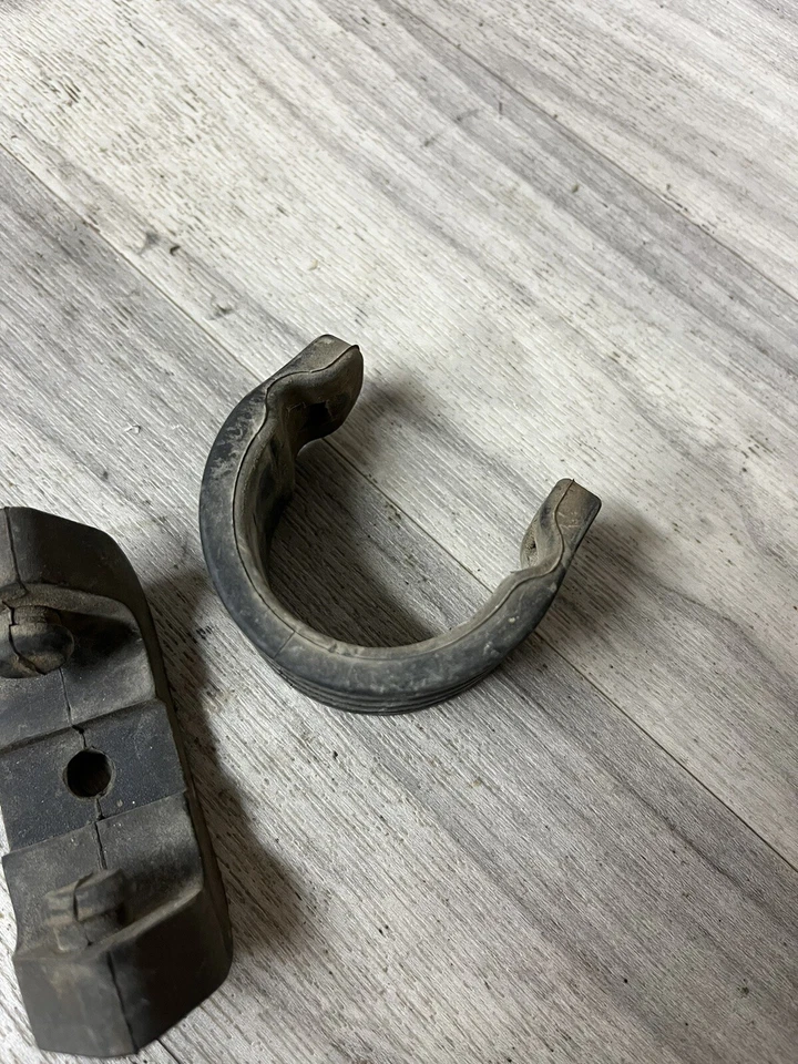 2001 年雅马哈 YZ426F 橡胶油箱框架护垫支架垫 — 第 3/4 张图片