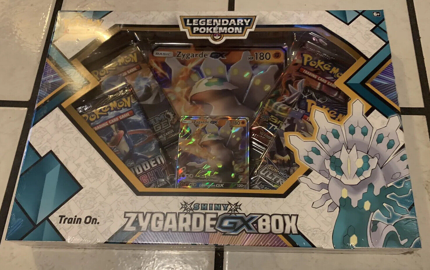 Pokemon BOX Pokemon Lendarios SHINY ZYGARDE-GX Brilhante 40819 Copag 98864  – Starhouse Mega Store