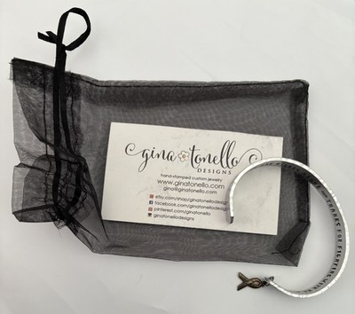 Gina Tonello Design silberfarben gehämmert Armband Manschette Krebs Charm Bewusstsein NEU