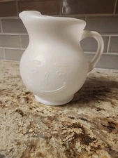 VINTAGE  1980's KOOL AID MAN PLASTIC 2 QUARTS 7.5" TALL WHITE PLASTIC PITCHER