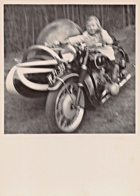Kind sitzt auf Motorrad BMW R51/3 mit Rekord Beiwagen verwackeltes Foto Oldtimer