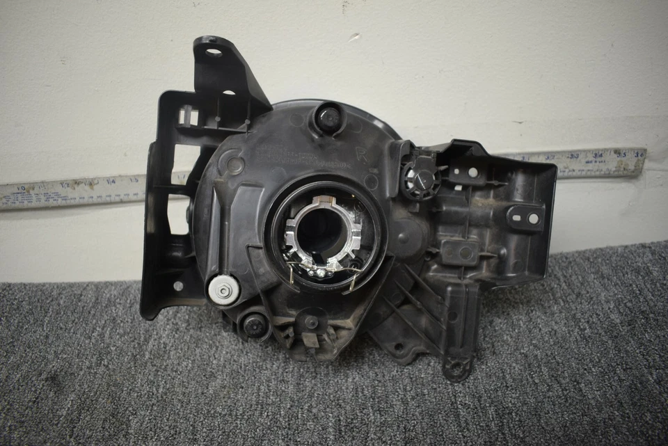 2007-2010 TOYOTA FJ CRUISER RIGHT SIDE HEADLIGHT FACTORY OEM - Image 4 of 4