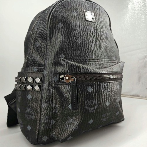 MCM Visetos Schwarz Leder Rucksack Logo Platte Nieten Unisex Tasche aus Japan Gebraucht