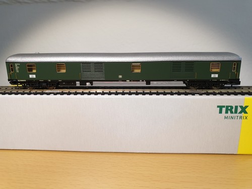 15796 K Minitrix Spur N Schnellzuggepäckwagen, Bauart D4üm-60 der DB, neu | Zustand: Neu