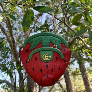 Sac à bandoulière GUCCI rouge fraise 719725 chaîne dorée pochette fruits mini sac à main