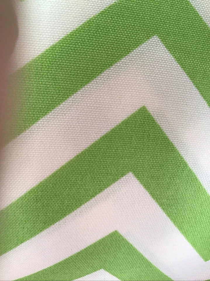 Premier OUTDOOR Fabric 雪佛龙亮绿色白色 Zig Zag 2 .25 码 — 第 2/4 张图片