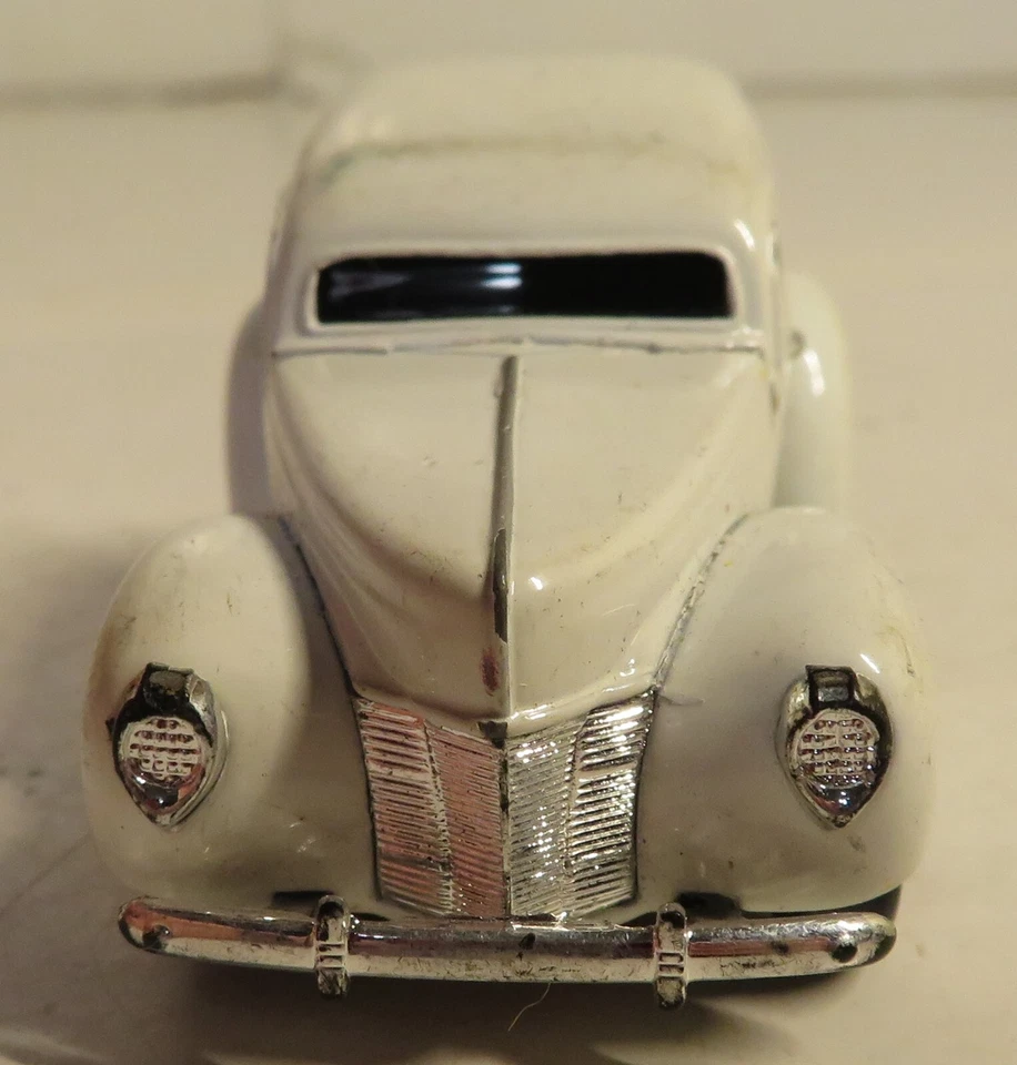 Funline Muscle Machine 2002 Ford Motor Company White Vintage Car Diecast Toy - Image 4 of 4