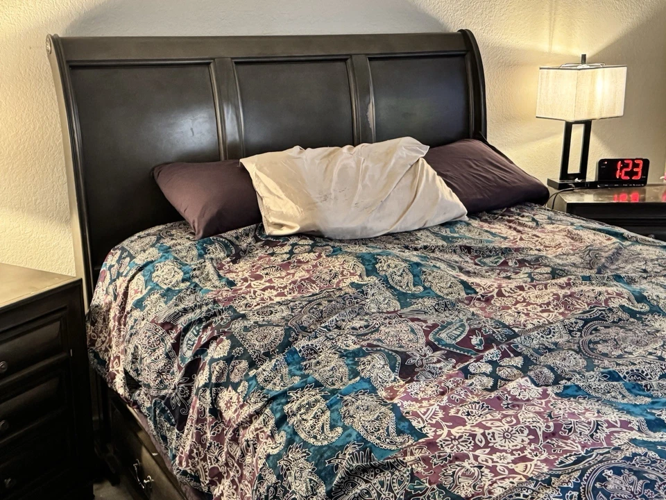 Juego de dormitorio Queen con somier, dos mesitas auxiliares y tocador con espejo Foto 4 de 4