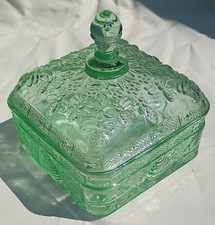 Vintage Tiara Exclusives Chantilly Green Indiana Glass Honey Bee Box With Lid