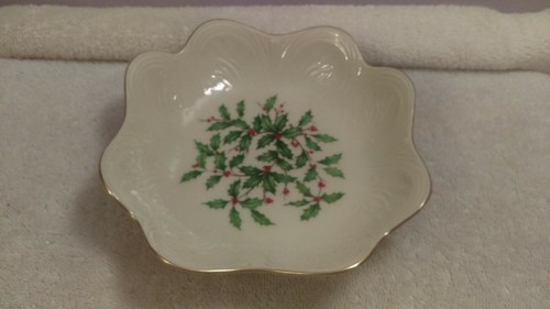 Lenox Holiday Scalloped Edge Special Centerpiece Bowl MAX81