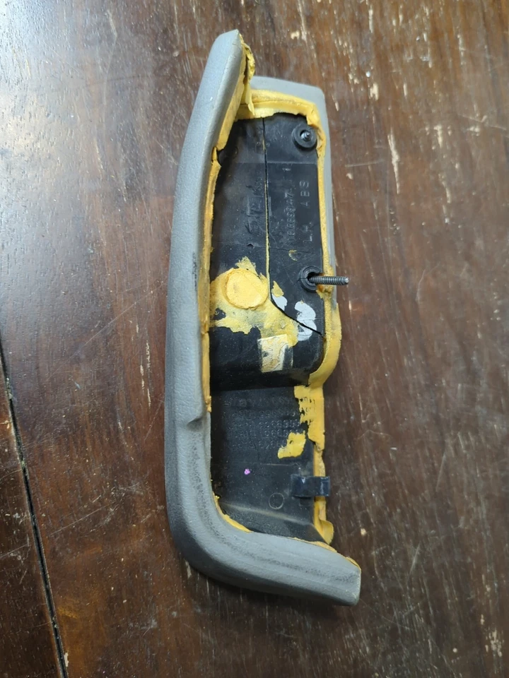 REPOSABRAZOS TRASERO CHEVROLET CAPRICE 94-96 IMPALA 1991-1996 LH OEM color gris Foto 4 de 4