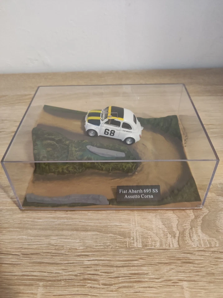 Diorama Modellino Fiat Abarth 695 SS Assetto Corsa - 1/43 Hachette - Immagine 3 di 3