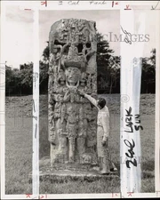 1958 Press Photo Tourist examines a Mayan carved pillar in Copan, Honduras