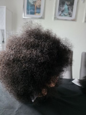 Afro versaute lockige Echthaarperücke Damen kurz, voll und flauschig