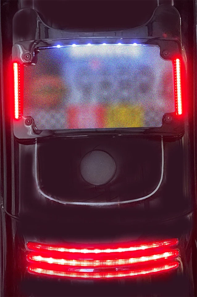 Marco de matrícula de aluminio curvo con luces LED para Harley CUSTOM DYNAMIC Foto 4 de 4