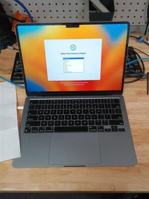 MacBook Air (2022) 13-inch - Apple M2 8-core and 8-core GPU - 16GB RAM - SSD 512