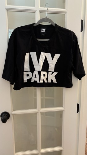 IVY PARK Cropped Top Schwarz Kurzarm V-Ausschnitt Oversized Logo Tee Shirt, Gr. M