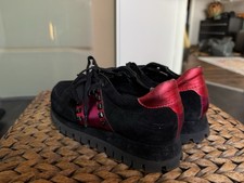 Damen Sneaker KENNEL & SCHMENGER schwarz Wildleder rot Nieten Gr. 37