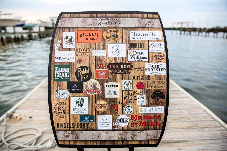 Letrero de barril de bourbon de Kentucky con destilerías Foto 3 de 3