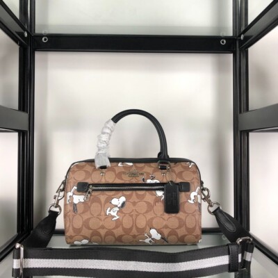 COACH X Peanuts Rowan Umhängetasche aus charakteristischem Canvas Snoopy-Druc...