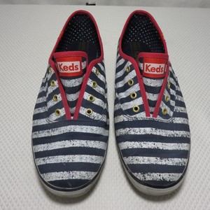 white keds with red stripe