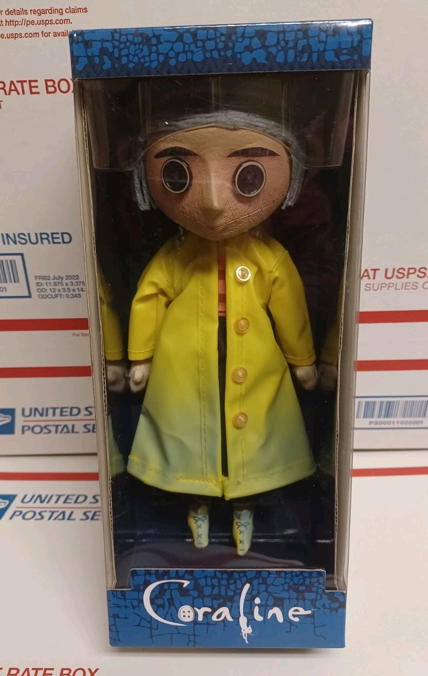 NECA Coraline Biegepuppe – 18 Cm, Mit Regenmantel & Stiefeln NECA Coraline Biegepuppe – 18 Cm, Mit Regenmantel & Stiefeln