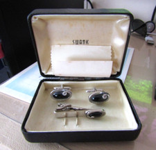 SWANK Black Onyx Vintage Mens Oval Silvertone Tie Bar and Cuff Links Set in Box
